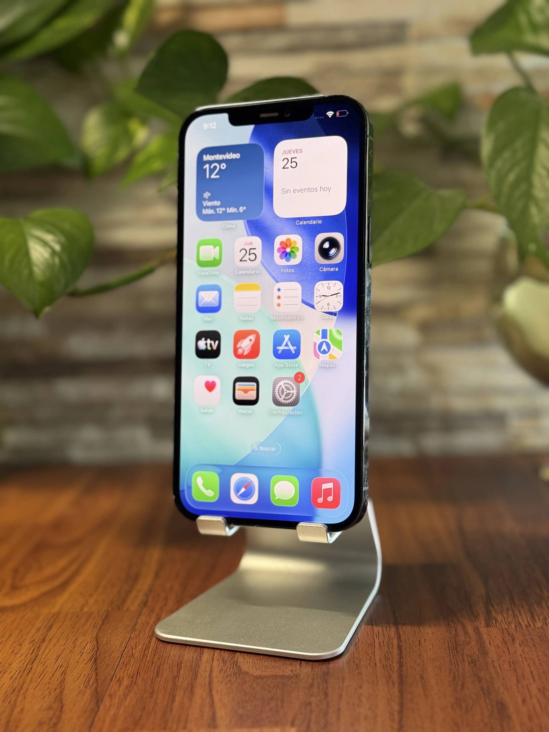 iPhone 14 Pro Max dorado exhibido en el set de Solutech, vista 3