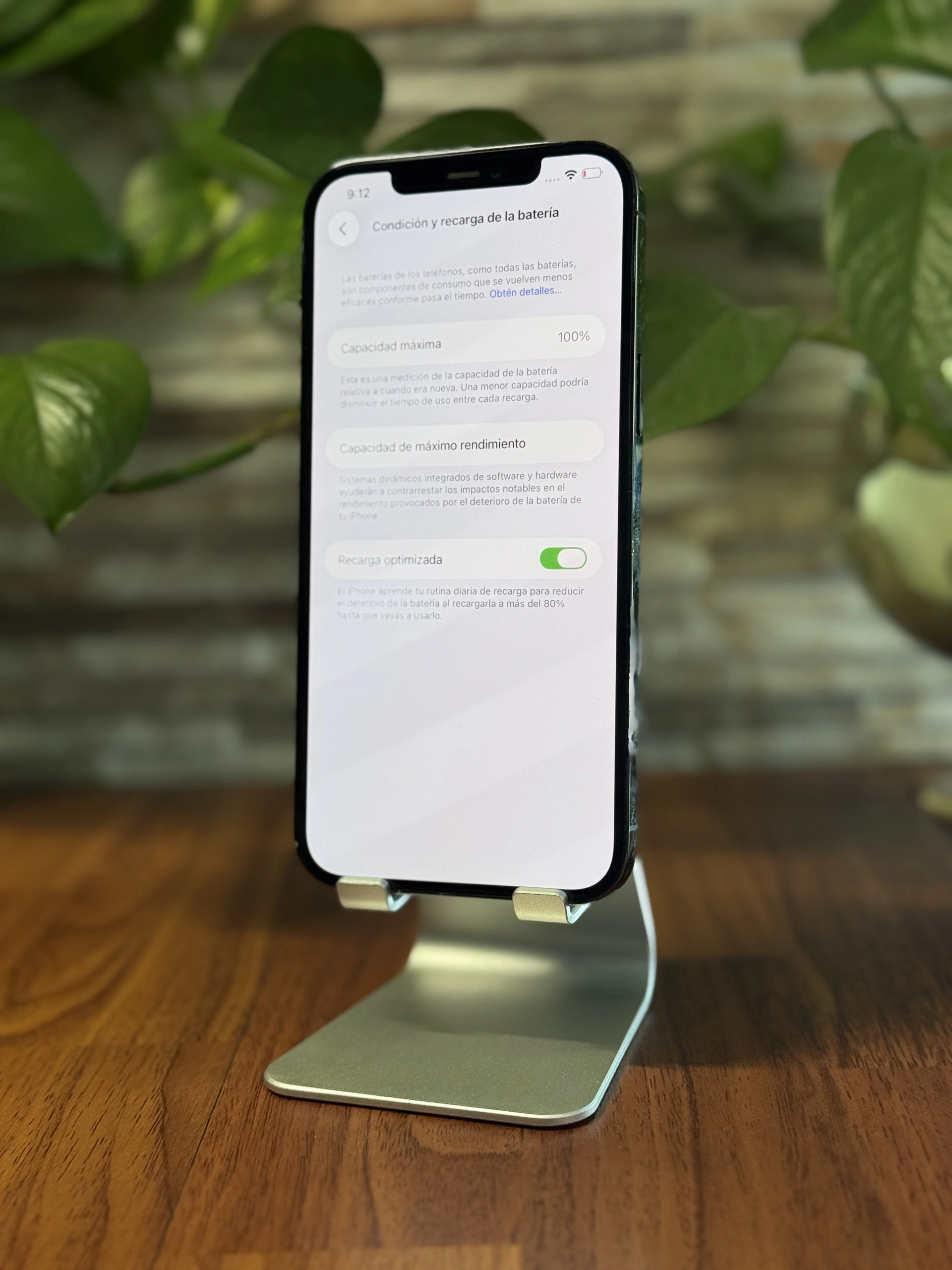 iPhone 14 Pro Max dorado exhibido en el set de Solutech, vista 6