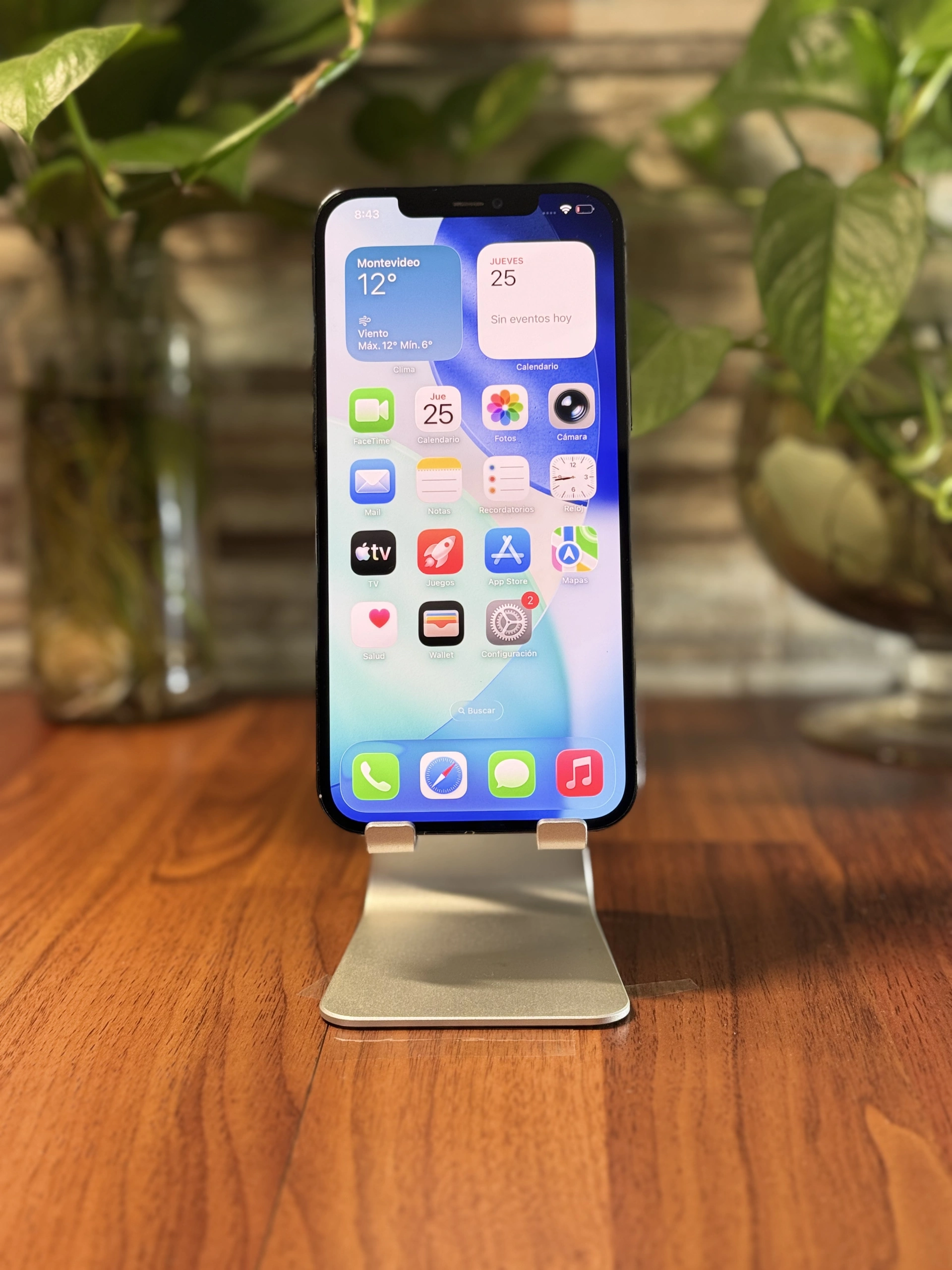 iPhone 14 Pro Max dorado exhibido en el set de Solutech, vista 4