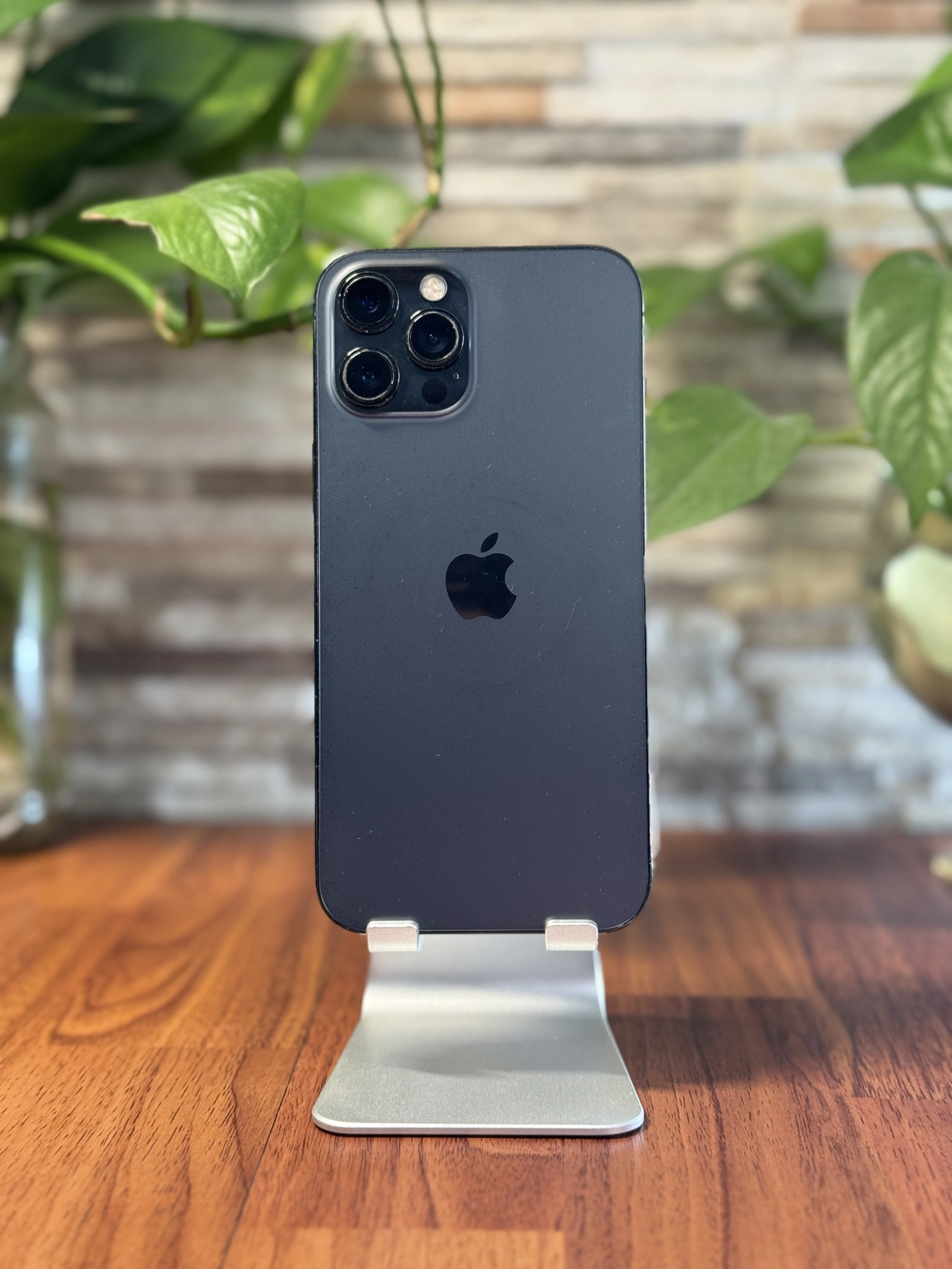 iPhone 14 Pro Max dorado exhibido en el set de Solutech, vista 2