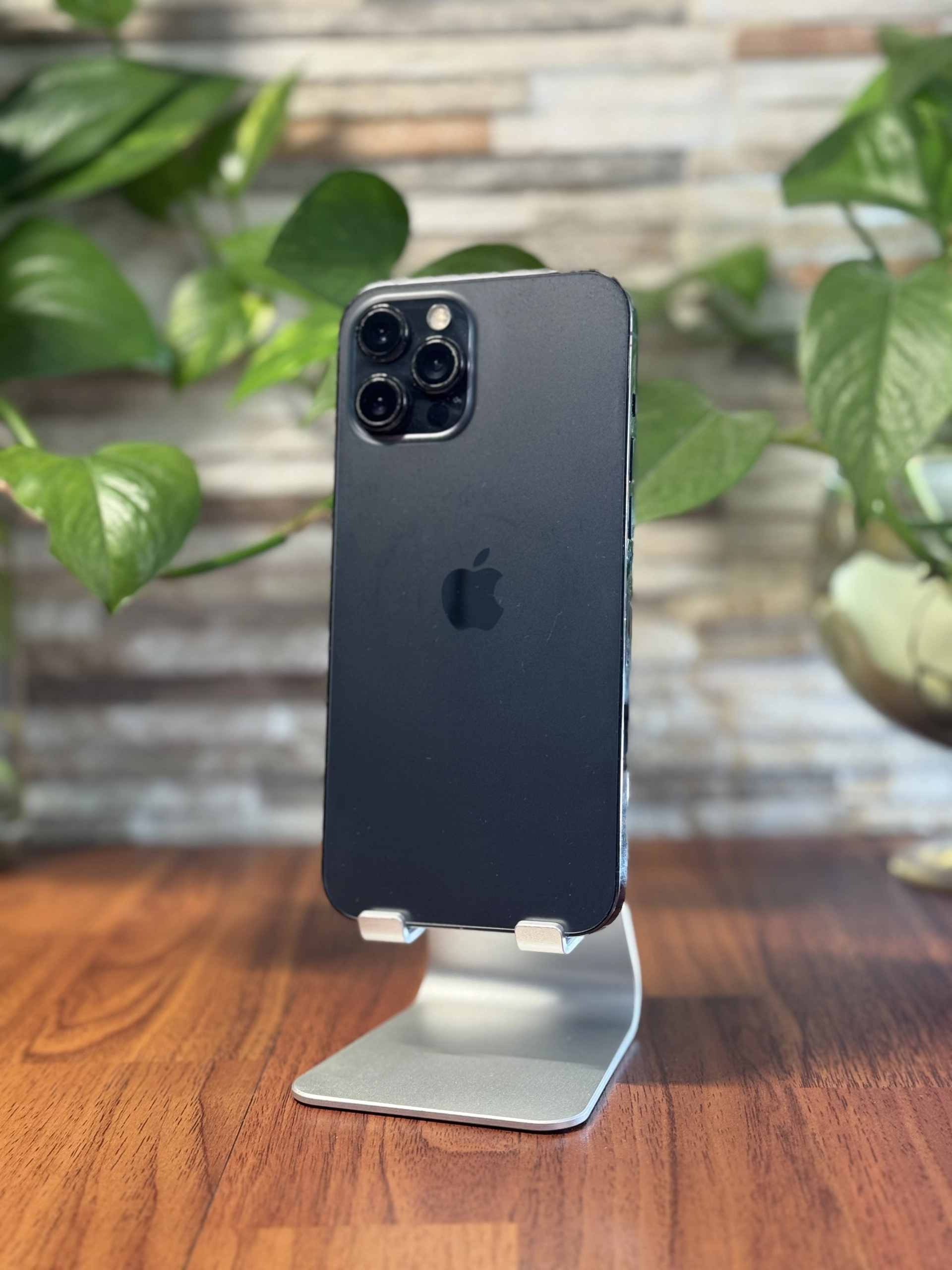 iPhone 14 Pro Max dorado exhibido en el set de Solutech